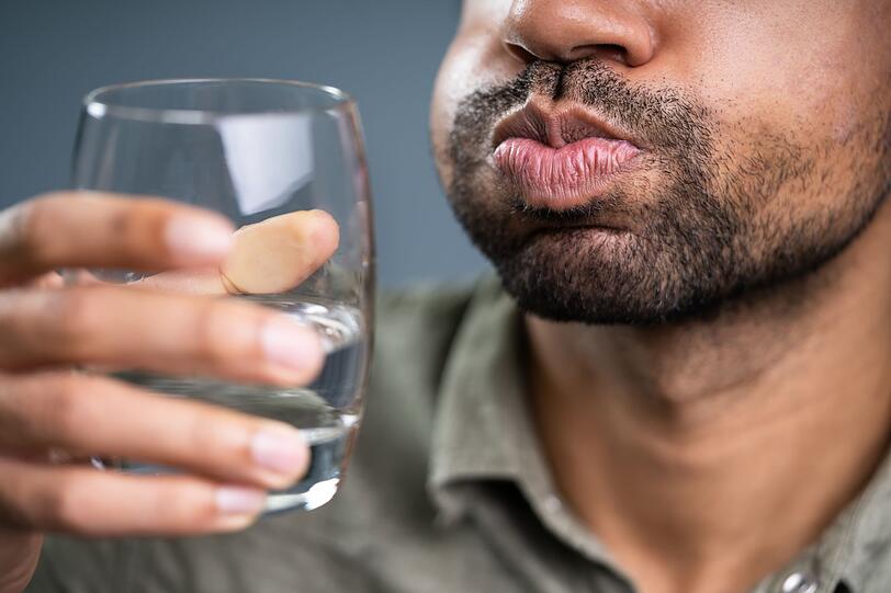 Für gesunde Zähne ist Mineralwasser mit viel Kalzium und Fluorid ideal. Regelmäßiges Trinken hält das Zahnfleisch feucht, fördert die Speichelbildung und ist der beste Durstlöscher. Zuckerhaltige oder alkoholische Getränke wie Wein und Bier hingegen schaden den Zähnen und können Parodontitis begünstigen. Für gesunde Zähne ist Mineralwasser mit viel Kalzium und Fluorid ideal. Regelmäßiges Trinken hält das Zahnfleisch feucht, fördert die Speichelbildung und ist der beste Durstlöscher. Zuckerhaltige oder alkoholische Getränke wie Wein und Bier hingegen schaden den Zähnen und können Parodontitis begünstigen.