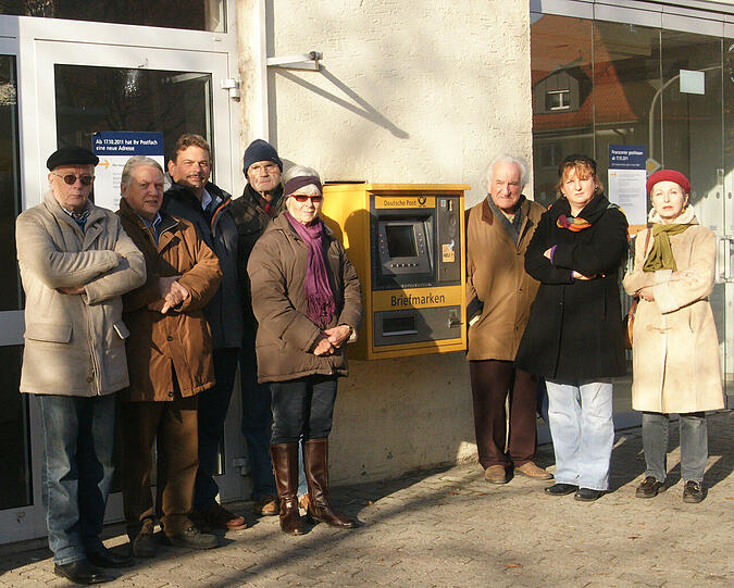 Bürger protestieren in Neuaubing vor der geschlossenen Post-Filiale.