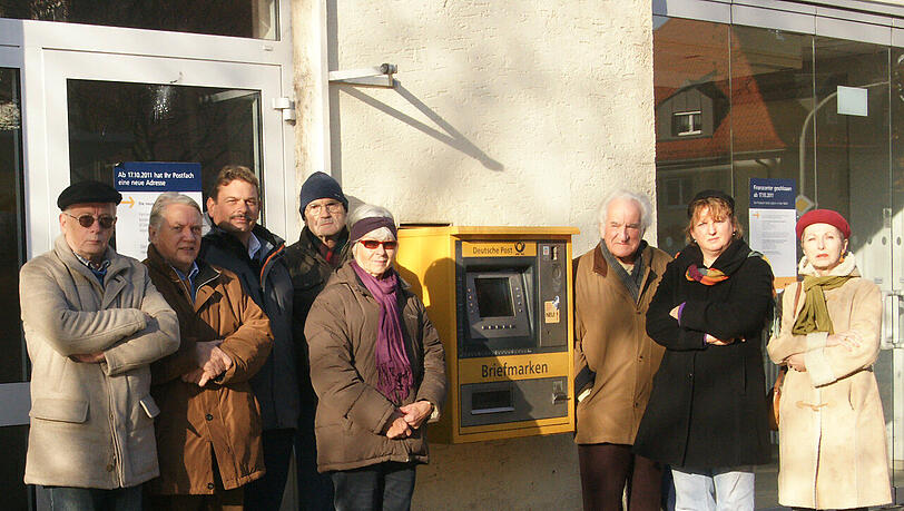 Bürger protestieren in Neuaubing vor der geschlossenen Post-Filiale. Bürger protestieren in Neuaubing vor der geschlossenen Post-Filiale.