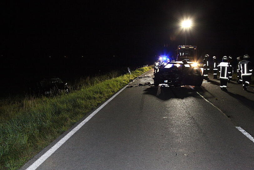 Bei Warngau ist ein Autofahrer bei einem heftigen Frontalcrash ums Leben gekommen. Der Mann wollte überholen und rauschte dabei mit einem anderen Wagen auf der Gegenfahrbahn zusammen.