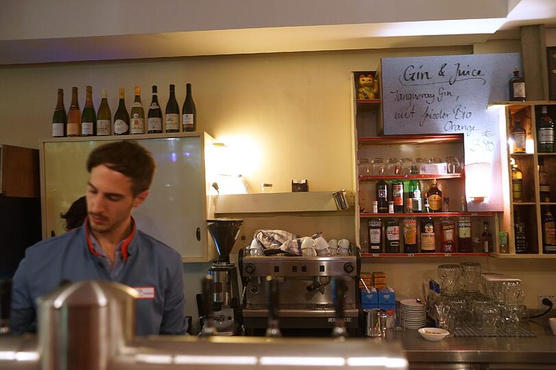 stylisch, jung und gut: Bar und Kellner in der Volksküche.