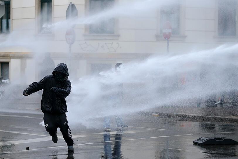 Krawalle in Leipzig bei einer Nazi-Gegendemonstration. Die Bilder!