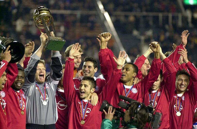 Pizarro (Mitte) 2001 nach dem Gewinn des Weltpokals.