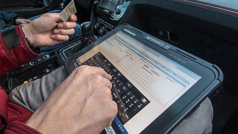 Personalien werden mithilfe eines Tablets schnell überprüft.