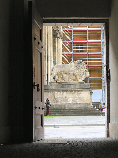 Seit Kurzem umspannt ein Grüst die Theatinerkirche am Odeonsplatz. Die Bilder.