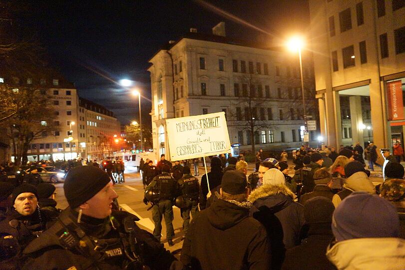 Die Muegida bricht die Demonstration ab. Bilder von dem Spaziergang in München.