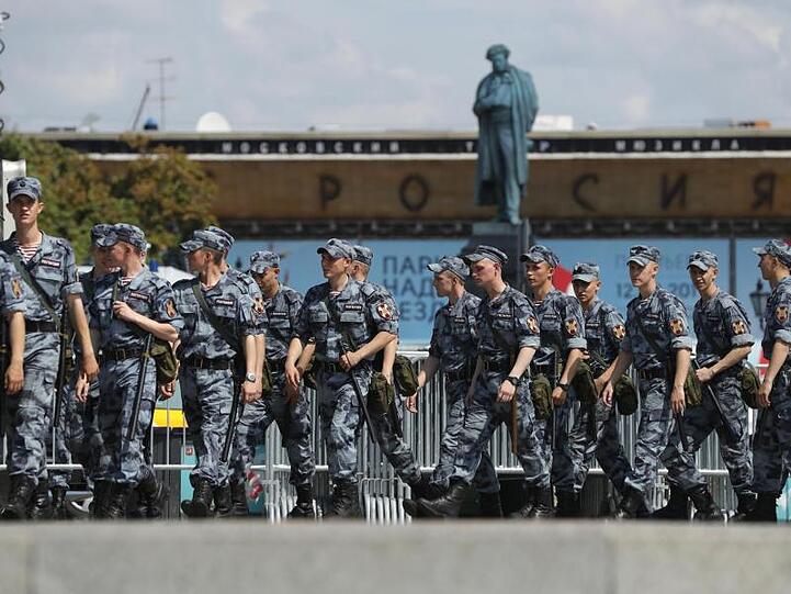 Die Polizei bereitet die Blockade einer Straße im Zentrum von Moskau vor.
