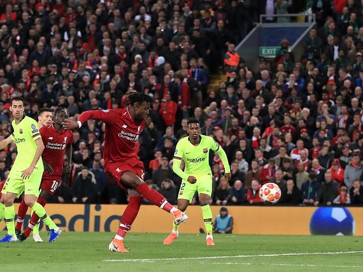 Das 4:0 für die Hausherren besorgte wieder der Belgier Origi (M.) nach einer schnellen Ecke.