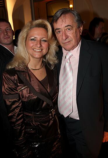 Mit Sonja Schönanger war Lugner von 2008 bis 2009 liiert.