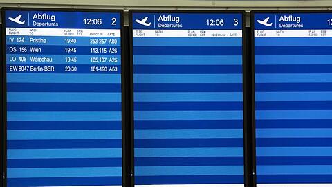 Nur vier Flüge sind auf den Bildschirmen auf dem Düsseldorfer Flughafen zu sehen. Die Bundesregierung schließt weitere Reisebeschränkungen nicht aus.