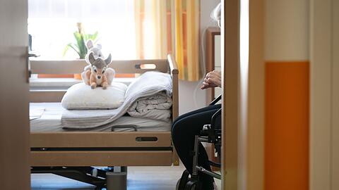 Heimplätze werden für Pflegebedürftige immer teurer. (Archivbild)