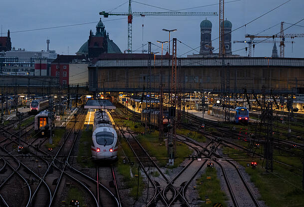 Die Streckensperrung N&uuml;rnberg &ndash; Regensburg wirkt sich auch auf den Fernverkehr von und nach M&uuml;nchen aus.