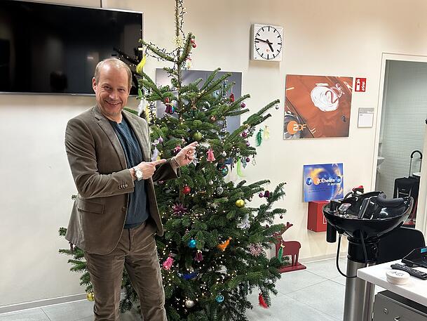 Jahrelang war Tim Niedernolte mit dem Weihnachtsbaum in der ZDF-Maske betraut. In der AZ teilt er diese persönlichen Erinnerungen. Jahrelang war Tim Niedernolte mit dem Weihnachtsbaum in der ZDF-Maske betraut. In der AZ teilt er diese persönlichen Erinnerungen.