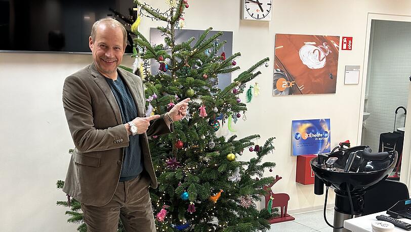 Jahrelang war Tim Niedernolte mit dem Weihnachtsbaum in der ZDF-Maske betraut. In der AZ teilt er diese persönlichen Erinnerungen. Jahrelang war Tim Niedernolte mit dem Weihnachtsbaum in der ZDF-Maske betraut. In der AZ teilt er diese persönlichen Erinnerungen.