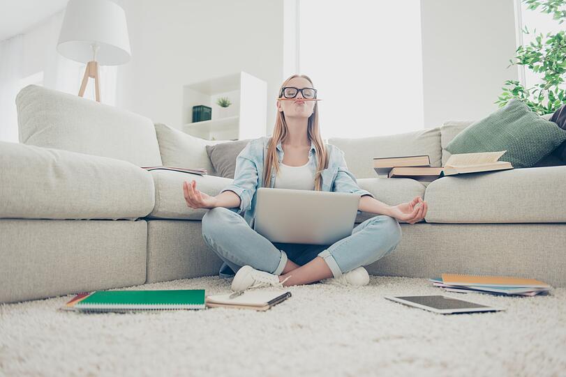 Auch online wird Face Yoga Training individuell oder in der Gruppe angeboten. So ist sichergestellt, dass die unüblichen Bewegungsabläufe so ausgeführt werden, wie sie sollen, und dass das ganze Gesicht davon profitiert. Auch online wird Face Yoga Training individuell oder in der Gruppe angeboten. So ist sichergestellt, dass die unüblichen Bewegungsabläufe so ausgeführt werden, wie sie sollen, und dass das ganze Gesicht davon profitiert.