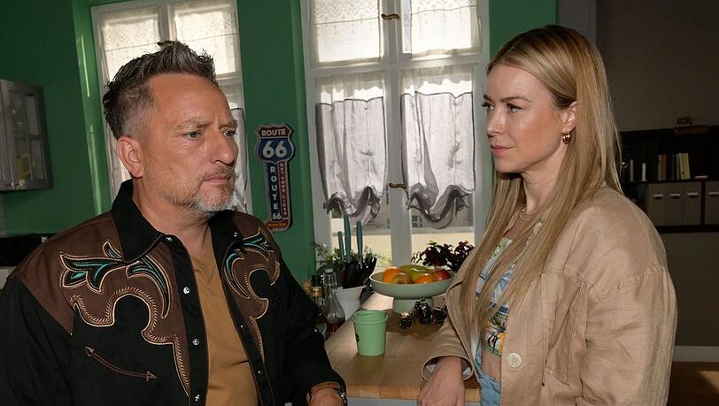 "GZSZ": Jessica (r.) gibt vor Michi zu, dass sie unter dem Bruch mit Toni leidet. "GZSZ": Jessica (r.) gibt vor Michi zu, dass sie unter dem Bruch mit Toni leidet.
