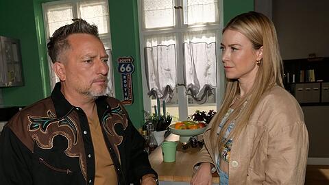 "GZSZ": Jessica (r.) gibt vor Michi zu, dass sie unter dem Bruch mit Toni leidet.
