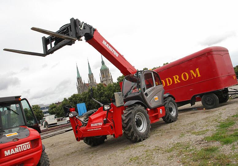 Aufgebaut wird! Bald trifft sich Jung und Alt zum feiern auf der Wiesn.
