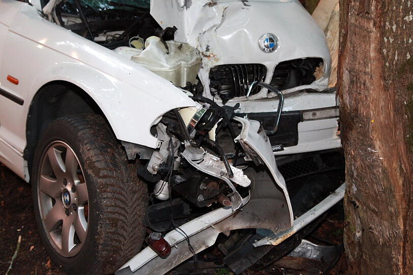 Bei einem schweren Verkehrsunfall sind am Sonntag vier Männer schwer verletzt worden. Die Unfallursache ist noch ungeklärt. Der Fahrer des BMW war von der Straße abgekommen und in eine Baumgruppe gerast - die Bilder des Unfalls.