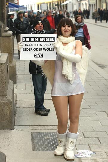 "Sei ein Engel: Trag kein Pelz, Leder oder Wolle": So werben die sexy Engel Angela (26) und Somale (18) in der Münchner Innenstadt für den Tierschutz.