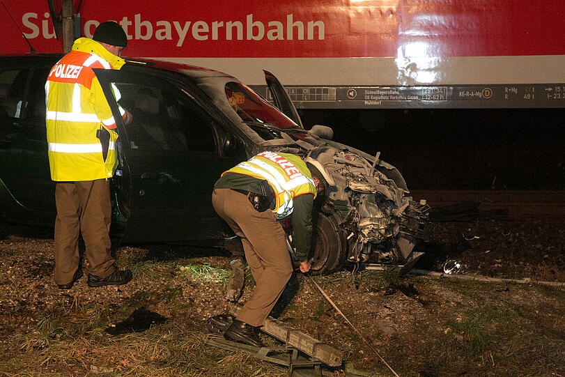 Das Auto der 18-Jährigen wurden beim Zusammenstoß total zerstört. Die junge Fahrerin überstand den Crash dennoch unversehrt. Die Bilder vom Unfall.