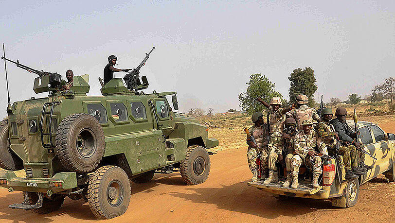 Die nigerianische Armee geht gegen Boko Haram vor: Schon in den vergangenen Tagen hatte das Militär fast 300 weibliche Geiseln befreit. Die nigerianische Armee geht gegen Boko Haram vor: Schon in den vergangenen Tagen hatte das Militär fast 300 weibliche Geiseln befreit.