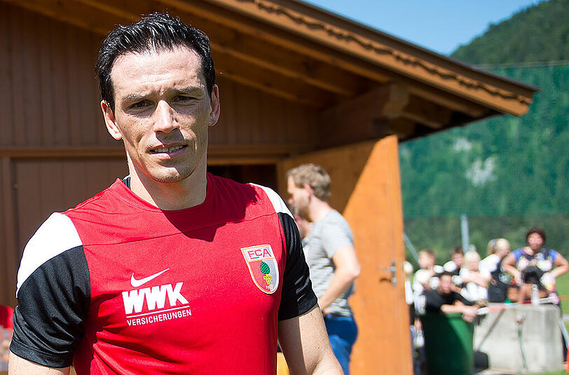 Hinter Piotr Trochowski (31) liegt eine schwierige Zeit. Verletzungen und Rechtsstreitigkeiten mit seinem ehemaligen Verein FC Sevilla hinderten den ehemaligen deutschen Nationalspieler an der Ausübung seines Berufs. Bei seinem neuen Verein FC Augsburg unterschrieb er einen Einjahresvertrag bis 2016 mit Option auf ein weiteres Jahr - und zog sich in der Vorbereitung einen Riss des Außenmeniskus im linken Knie zu.