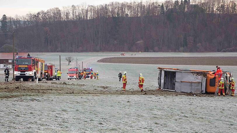 Der schwere Lkw schleuderte auf die Wiese ehe er umkippte und sich überschlug - die Bilder von der Unfallstelle.
