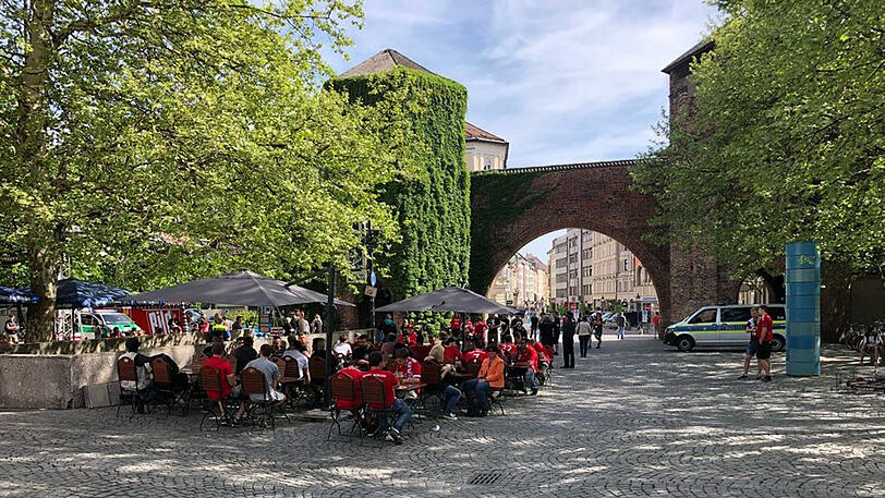 Sonntagvormittag, um kurz vor 11 Uhr: Die Lage am Sendlinger Tor, wo sich die Ultras des FC Bayern treffen.