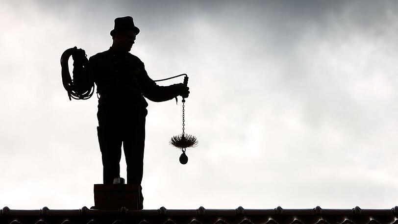 Einem aufmerksamen Schornsteinfeger hat ein 86-jähriger Landwirt sein Leben zu verdanken. (Symbolfoto)