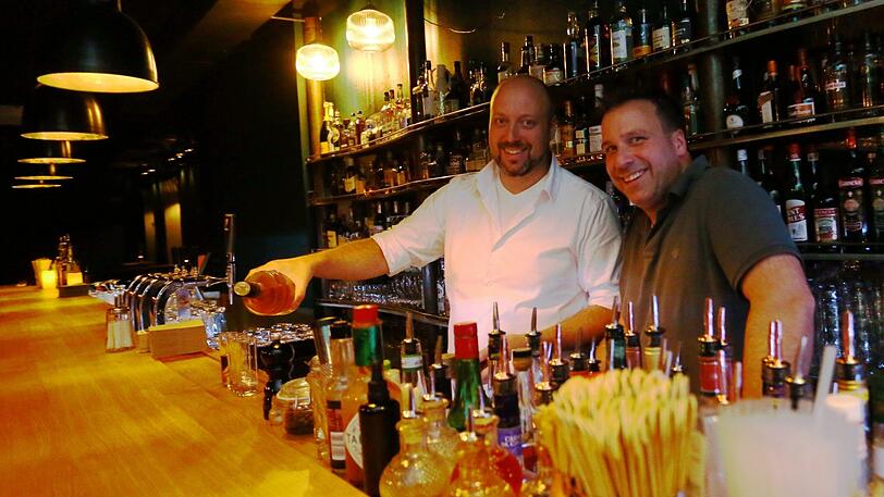 Patrick (l.) und Christoph Pabst haben aus dem Padres die Vertigo-Bar gemacht, in der es etwa 50 Sorten Rum gibt.