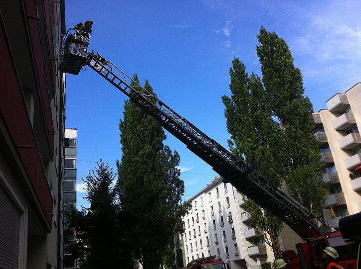 ... doch an der Wohnungstür öffnet zunächst niemand. Die Feuerwehr versucht den Weg über die Drehleiter...
