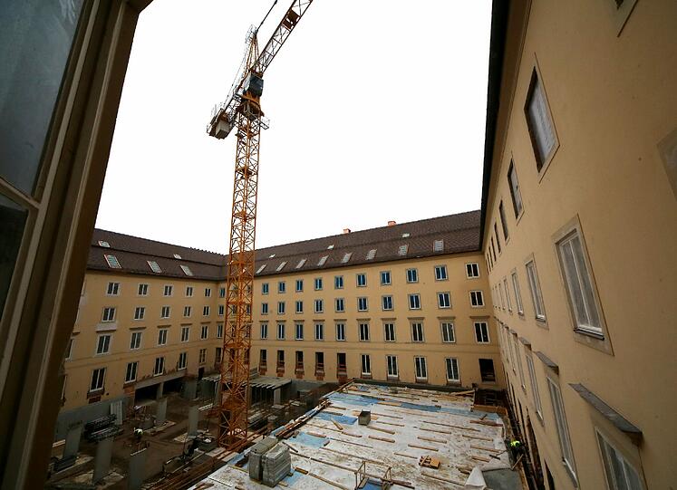 Hier wird das Gebäude an der Kapellenstraße zum neuen Ordinariat umgebaut. Die Bilder von der Baustelle.