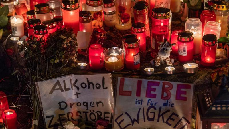 Kerzen, Blumen, Stofftiere und zwei Zettel mit den Aufschriften sind an der Fürstenrieder Straße aufgestellt. Foto: Lino Mirgeler/dpa Kerzen, Blumen, Stofftiere und zwei Zettel mit den Aufschriften sind an der Fürstenrieder Straße aufgestellt. Foto: Lino Mirgeler/dpa