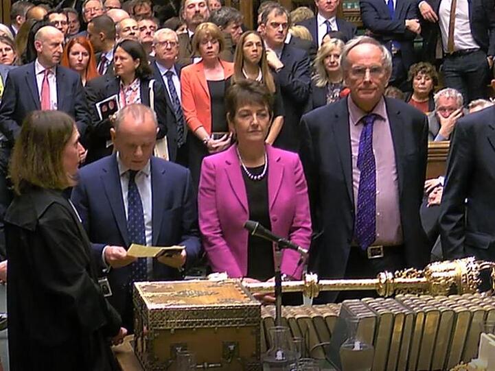 Das britische Parlament hat sich nicht auf eine Alternative zum Brexit-Abkommen von Premierministerin May einigen können.