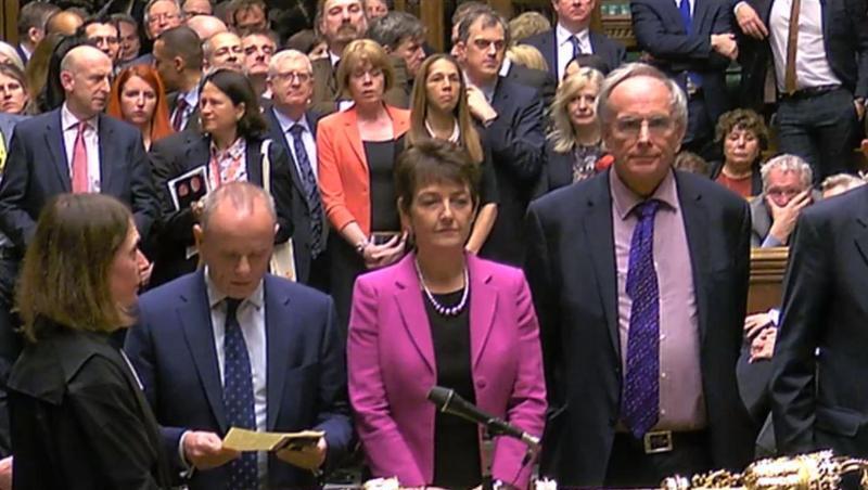 Das britische Parlament hat sich nicht auf eine Alternative zum Brexit-Abkommen von Premierministerin May einigen können. Das britische Parlament hat sich nicht auf eine Alternative zum Brexit-Abkommen von Premierministerin May einigen können.