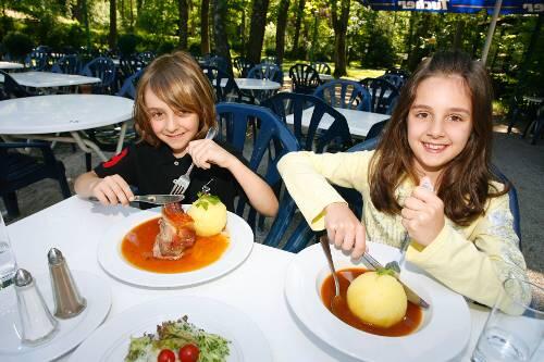 Pierre und Valentina schmeckt's im Bienenheim.