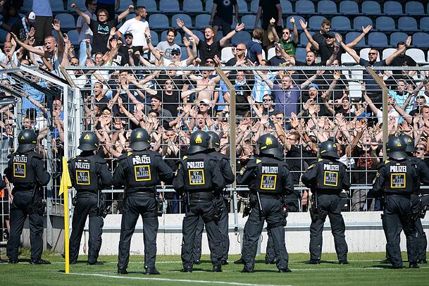 Fans des TSV 1860 beim Stadtderby gegen den FC Bayern II.
