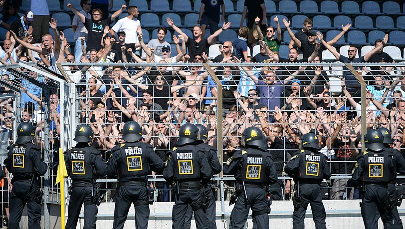 Fans des TSV 1860 beim Stadtderby gegen den FC Bayern II. Fans des TSV 1860 beim Stadtderby gegen den FC Bayern II.