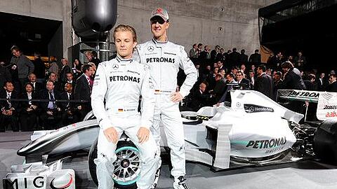 Nico Rosberg (li.) und Michael Schumacher werden nächste Saison die Silberpfeile steuern.