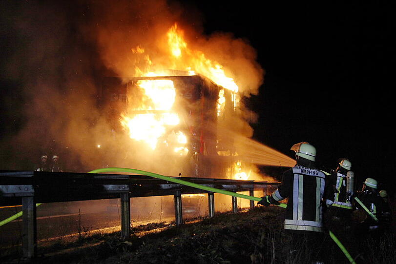 Auf der A94 steht ein Lkw in Flammen: Die Bilder vom Feuerwehreinsatz.