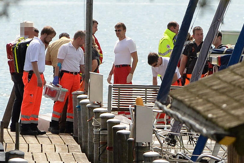 Per Rettungshubschrauber wurde die leblose Person aus dem Chiemsee gerettet. Die Hilfe kam jedoch leider zu spät.