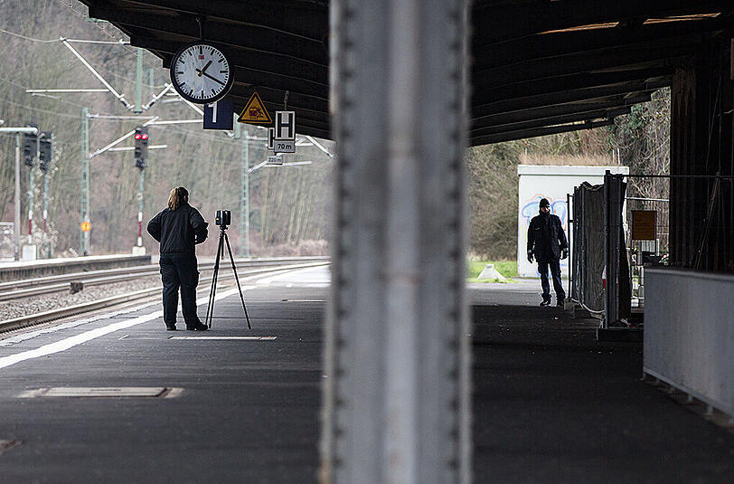Bilder vom Tatort in Herborn: Am Donnerstagmorgen wurde hier ein Polizist erstochen.