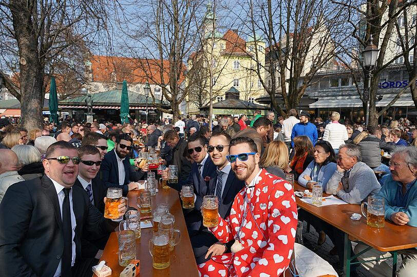 Der Biergarten am Viktualienmarkt war am Samstag mehr als gut besucht.