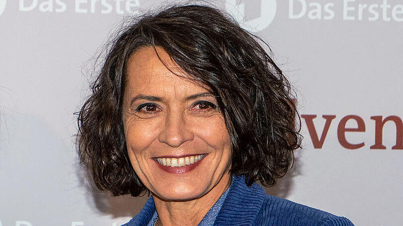 "Tatort"-Star Ulrike Folkerts (58): "Ich feiere mit Freunden und der Familie. Wir kochen zusammen, jeder bringt was mit und wir fangen schon nachmittags an. Es geht vor allem darum, Zeit zusammen zu verbringen. Natürlich soll es lecker sein und möglichst vier Gänge haben, damit es lange geht und wir viel Zeit miteinander verbringen. Es ist schon schön, gemeinsam mit Freunden das Jahr nochmal Revue passieren zu lassen und vielleicht auch zu überlegen, was das kommende Jahr einem bringen könnte und was man sich vornimmt."