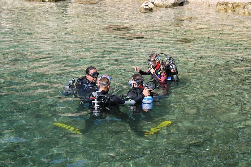 Taucher in der Bunculuka Bucht bei Baska auf der kroatischen Insel Krk