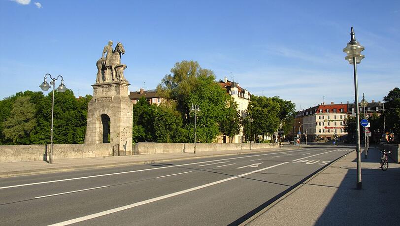 Die Polizei musste am Baldeplatz auch Pfefferspray einsetzen. (Archivbild)