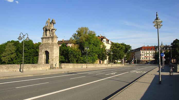 Der Baldeplatz grenzt unmittelbar an die Wittelsbacherbrücke an.