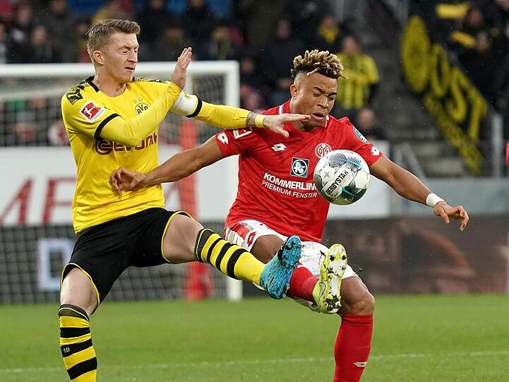Der Mainzer Pierre Kunde Malong (r) im Zweikampf mit Dortmunds Marco Reus (l).