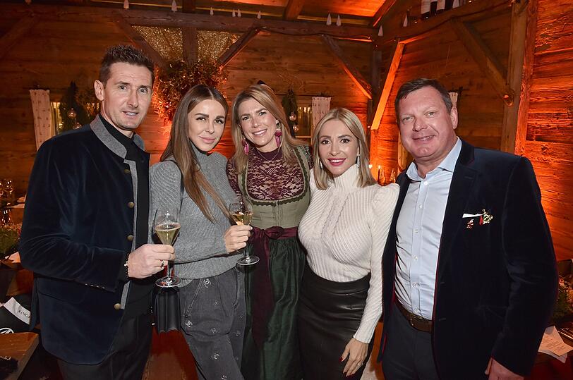 Miroslav Klose mit Ehefrau Sylwia, Caterina Hubert, Kinga Mathe und Peter Hubert